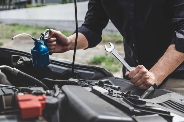 Υπηρεσίες αυτοκίνητο κινητήρας μηχανή έννοια, repairm μηχανικός αυτοκινήτων — Φωτογραφία Αρχείου