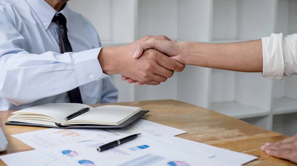 Conceito de reunião e saudação, Dois negócio de colaboração handsha — Fotografia de Stock