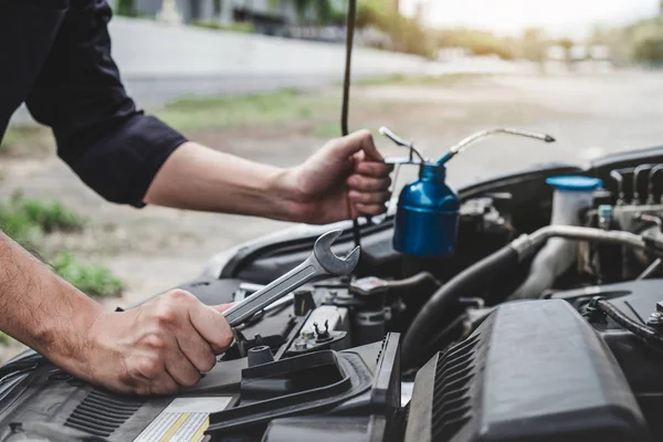 Servicios concepto de máquina de motor de coche, reparación mecánica de automóviles —  Fotos de Stock