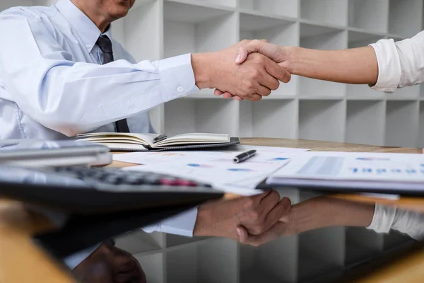 Reunión y concepto de saludo, dos handsha de negocios de colaboración — Foto de Stock