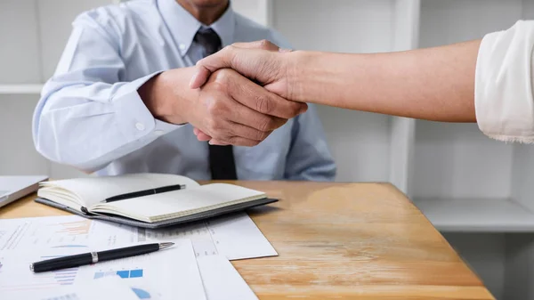 Reunión y concepto de saludo, dos handsha de negocios de colaboración — Foto de Stock