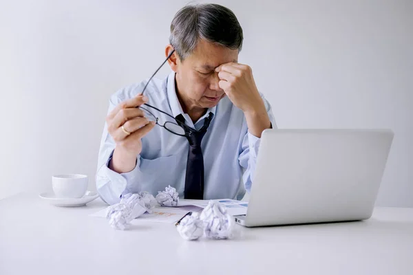 Ziek en moe voelen, Senior zakenman depressief en uitlaat — Stockfoto