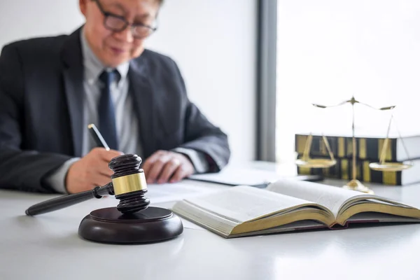 Судья молоток с адвокатами юстиции, бизнесменом по иску или адвокатом — стоковое фото