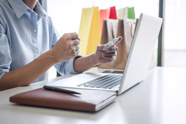 Mujer que usa tarjeta de crédito registra pagos de código de seguridad en línea s —  Fotos de Stock