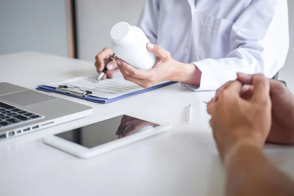 Médico consulta paciente discutindo algo sintoma de doenças — Fotografia de Stock