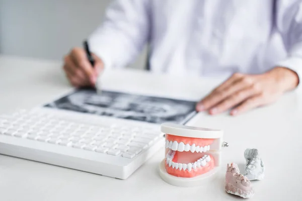 Manliga läkare eller tandläkare som arbetar med patienten tand röntgenfilm, mo — Stockfoto