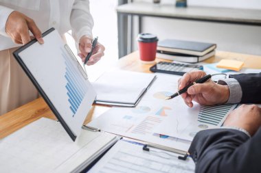 Yeni başlangıç büyüme projesi ile çalışan iş ekibi danışmanı