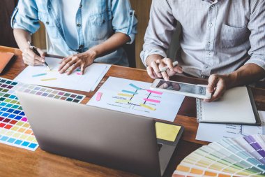 Yaratıcı Web / Grafik Tasarımcı planlama, çizim web sitesi Ekibi 