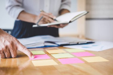 Konferans, iş takım meslektaşları çalışırdı tartışmaya çalışan Co