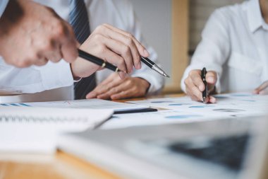 Co çalışma konferans, icra takım çizelgeleri tartışıyor ve 