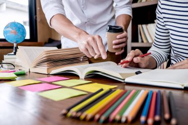 Eğitim, öğretim, kavram öğrenme. İki lise öğrencileri 