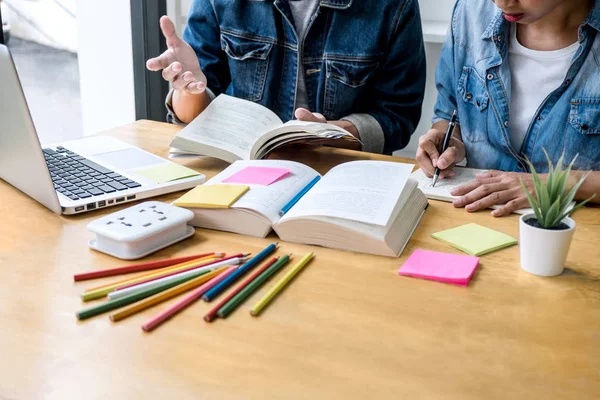 Li masada oturan lise öğretmeni ya da yüksekokul öğrenci grubu