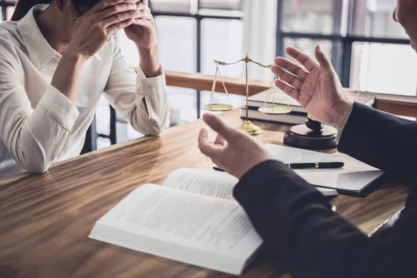 Advogado masculino ou juiz consultar tendo reunião de equipe com Businesswo — Fotografia de Stock