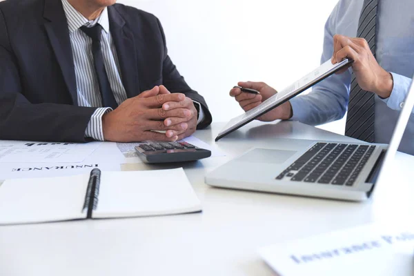 Agente uomo presentazione e consulenza assicurazione sulla vita dettaglio a c — Foto Stock