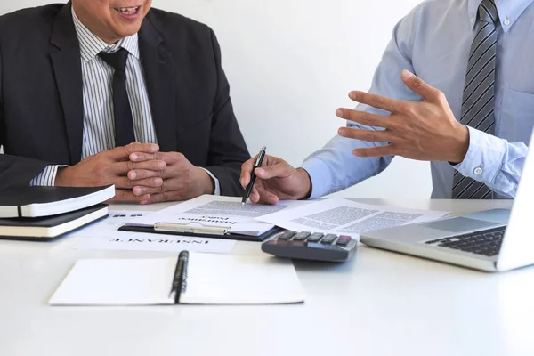 Agente uomo presentazione e consulenza assicurazione sulla vita dettaglio a c — Foto Stock