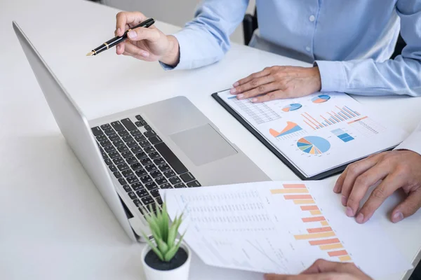 Compañeros de equipo de negocios discutiendo trabajo analizando con finan — Foto de Stock