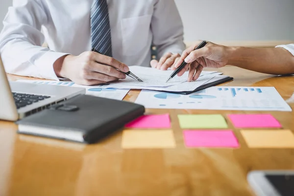 Co conferência de trabalho, Colegas da equipe de negócios discutindo worki — Fotografia de Stock