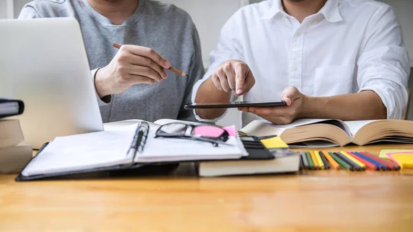 Educação, ensino, aprendizagem, tecnologia e conceito de pessoas. Tw — Fotografia de Stock