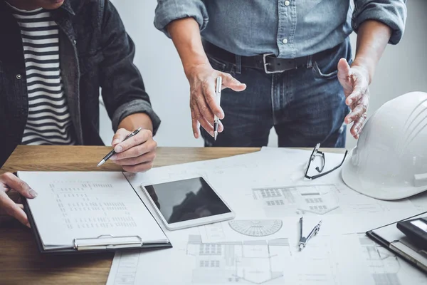 Ingeniero de Arquitectura Reunión de Trabajo en Equipo, Dibujo y Trabajo para — Foto de Stock