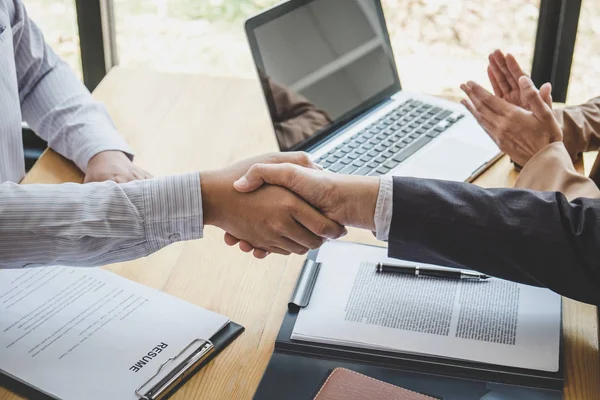 Saludando a los nuevos colegas, apretón de manos mientras entrevista de trabajo, hombre — Foto de Stock