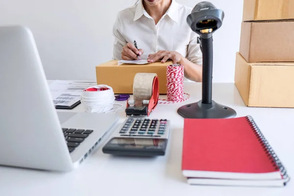 Leveransservice för småföretag ägare och arbetande packbox, b — Stockfoto