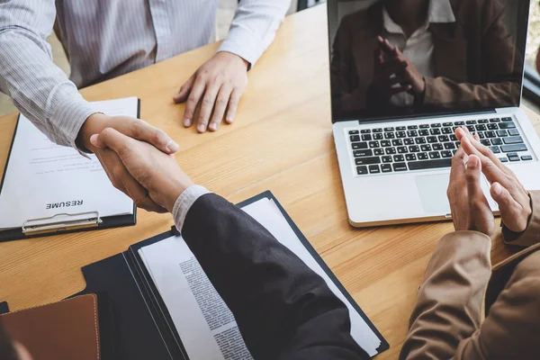 Cumprimentando novos colegas, aperto de mão durante a entrevista de emprego, masculino — Fotografia de Stock