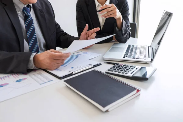 Trabajo y negociación de la reunión de socios del equipo empresarial — Foto de Stock