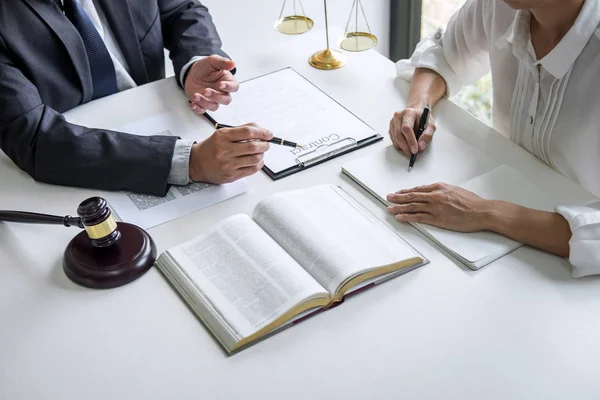 Empresária e advogado masculino ou juiz consultar e conferência ha — Fotografia de Stock