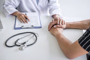 Doktor teşvik ve empati için hasta eli dokunmadan th