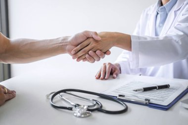 Beyaz ceketli profesyonel kadın doktor veranda ile el sıkışma