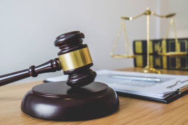 Adaletin terazisi ve tokmak sondaj blokta nesne ve bo hukuk