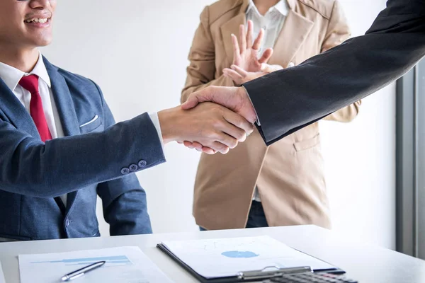 Reunión y concepto de saludo, dos negocios seguros de apretón de manos a — Foto de Stock