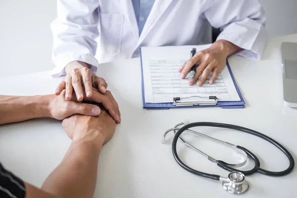 Médico tocando la mano paciente para el estímulo y la empatía en th —  Fotos de Stock