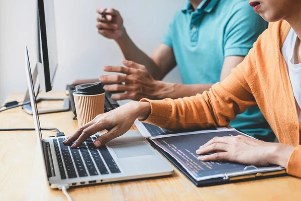 Écrire des codes et dactylographier la technologie de code de données, programmeur coopérateur — Photo