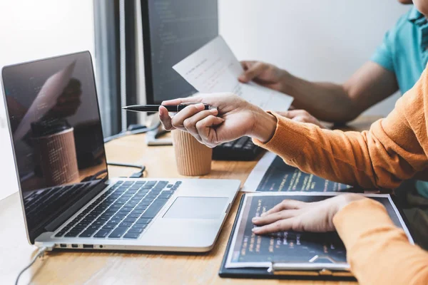 Escrevendo códigos e digitando tecnologia de código de dados, programador cooper — Fotografia de Stock