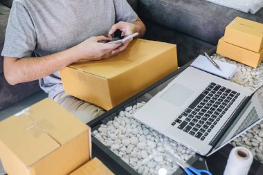 Küçük işletme paketi istemciye evde, genç entr Sevkıyatın