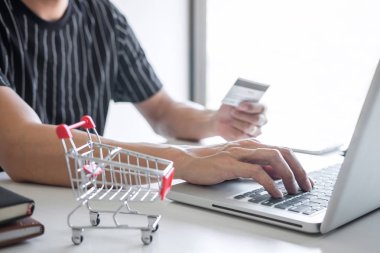 Online alışveriş sitesi için akıllı telefon kullanan Genç adam Görüntü 
