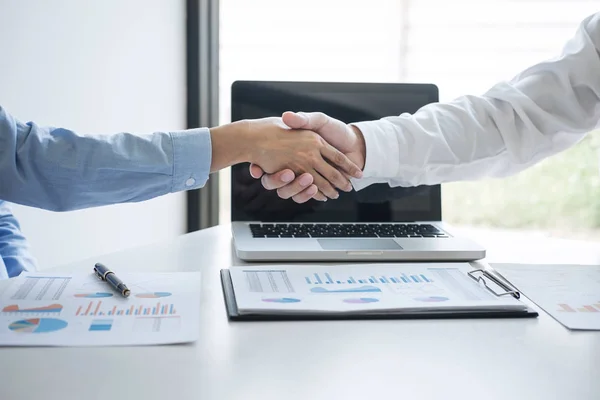 Finishing up a meeting, Business handshake after discussing good — Stock Photo, Image