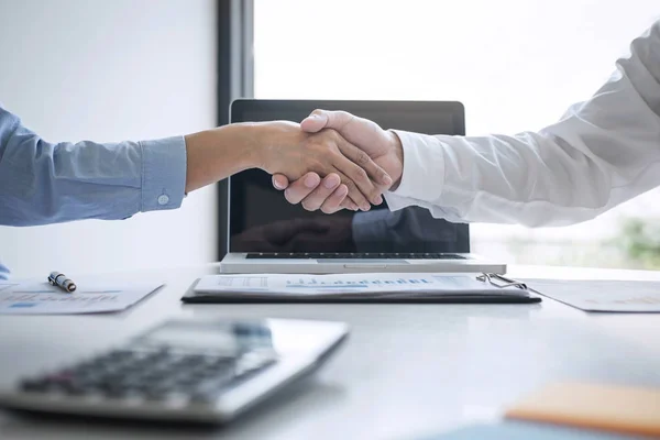 Färdigställande av ett möte, Business handslag efter att ha diskuterat bra — Stockfoto