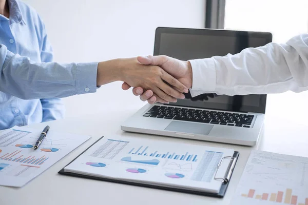 Finishing up a meeting, Business handshake after discussing good — Stock Photo, Image