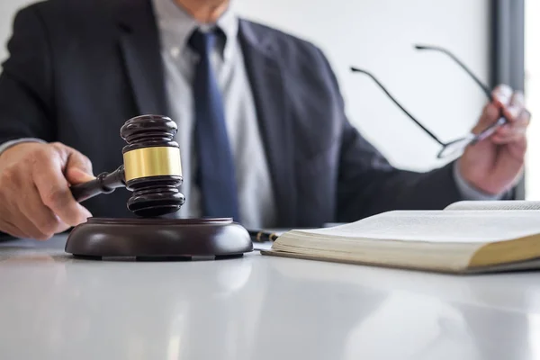 Döma ordförandeklubba med rättvisa advokater, affärsman i kostym eller advokat — Stockfoto
