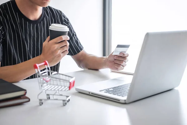 Online alışveriş sitesi için akıllı telefon kullanan Genç adam Görüntü — Stok fotoğraf