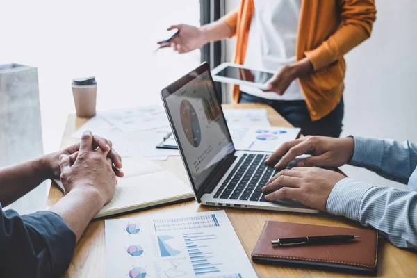 Affärsteam samarbete diskuterar arbetsanalyser med Fi — Stockfoto