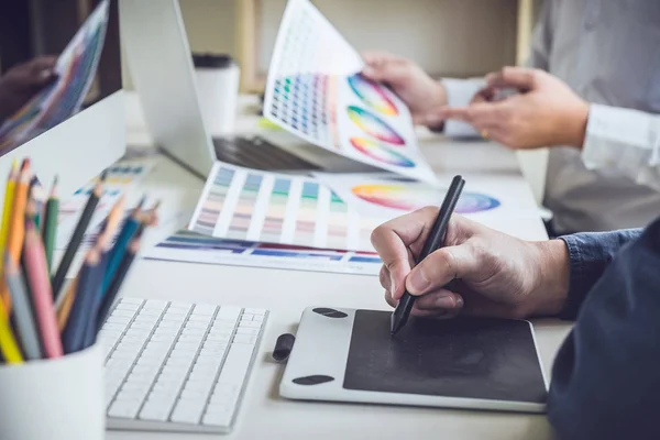 Dos colega diseñador gráfico creativo que trabaja en selecti color — Foto de Stock