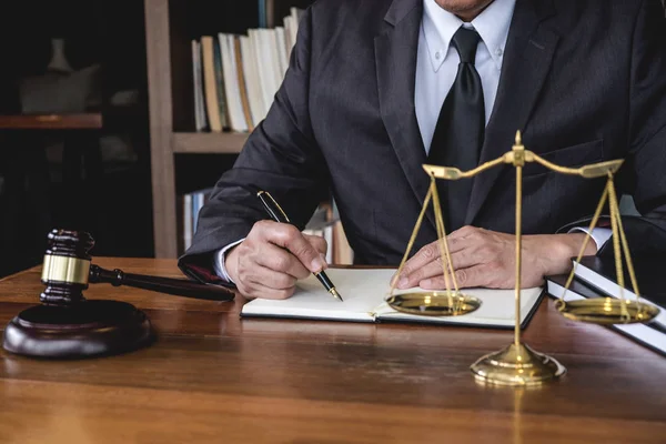 Recht, advies en rechtvaardigheid rechtsbegrip, rechter hamer met justitie — Stockfoto