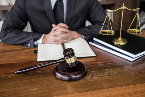 Recht, advies en rechtvaardigheid rechtsbegrip, rechter hamer met justitie — Stockfoto