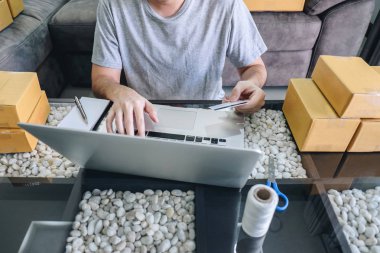 İstemci, alınan genç adam için Sevkıyatın küçük işletme parsel