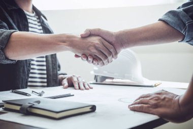 Bir toplantı, iki mühendis veya mimar pr için Toplantı bitirme