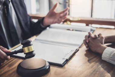 Takım toplantısı Businesswo ile erkek avukat ya da yargıç konsültasyon