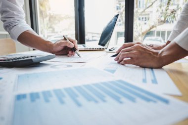 Yeni proje otobüsü beyin fırtınası için iki iş arkadaşı toplantı